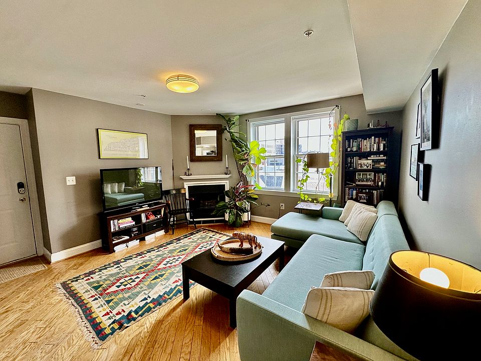 Bright Open Large (14'x15') Living Area with Gas Fireplace