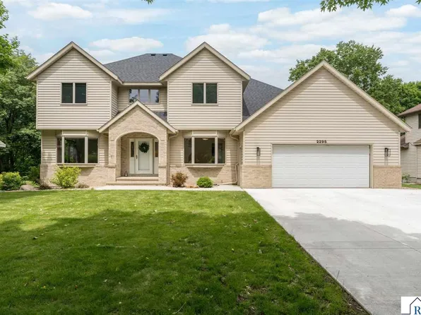 2295 Northridge Dr, North Mankato, MN 56003