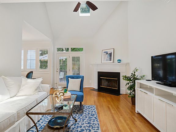 5th image of 304 Vinca Cir
