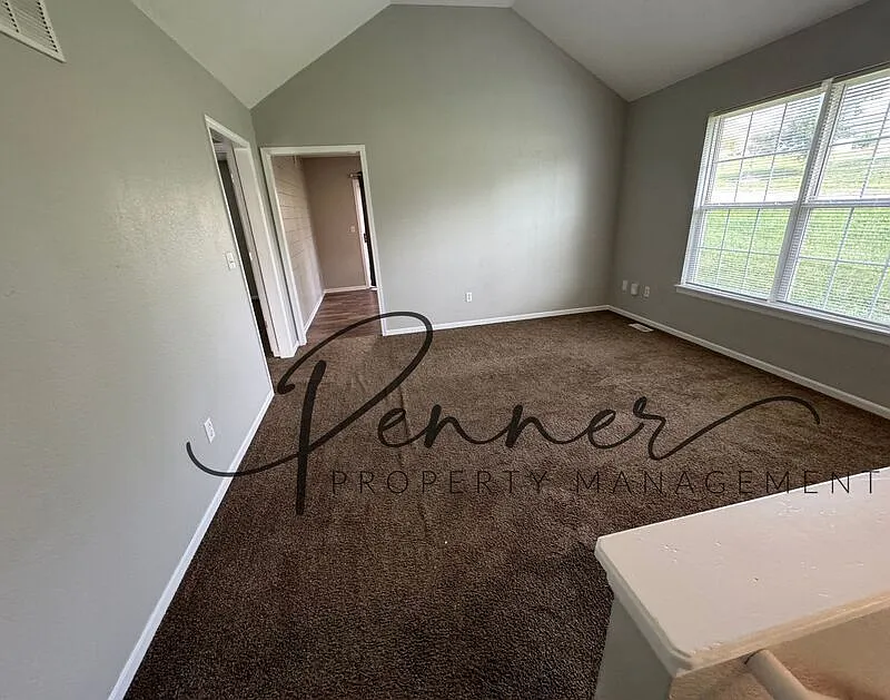3 bed, 2.0 bath, 1580 sqft, $1,595 — Photo 2