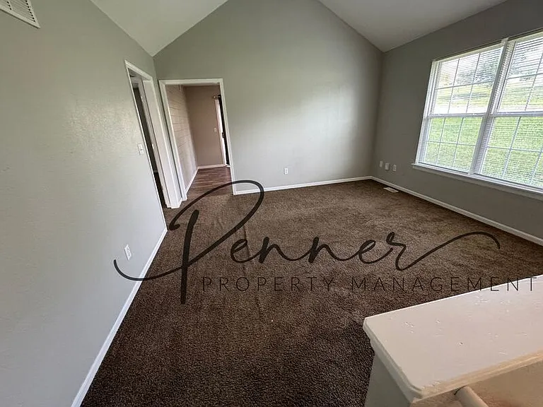1401 SE Henley Ct — Photo 2