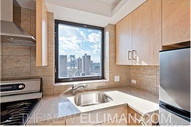4th image of 138 E Broadway