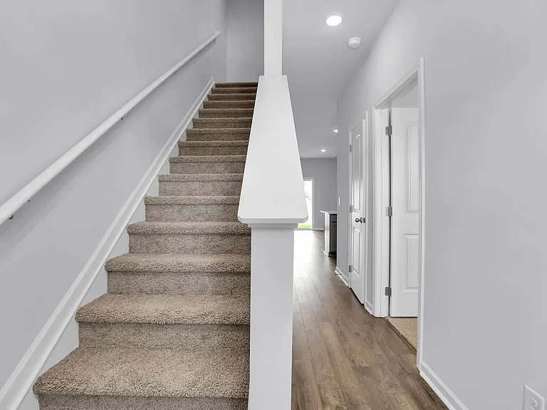 719 Ashbrook Dr — Photo 3