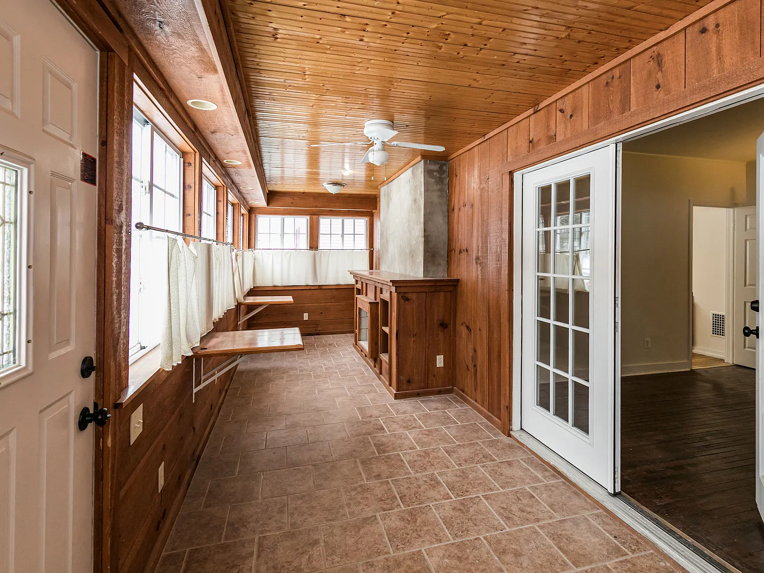 3 bed, 1000 sqft, $2,180 — Photo 4