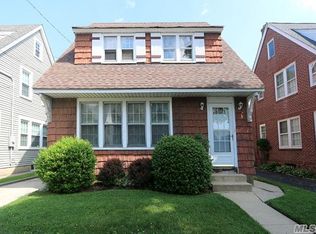 17 Prospect St, Williston Park, NY 11596