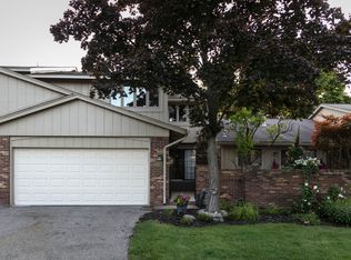 4247 Foxpointe Dr, West Bloomfield, MI 48323