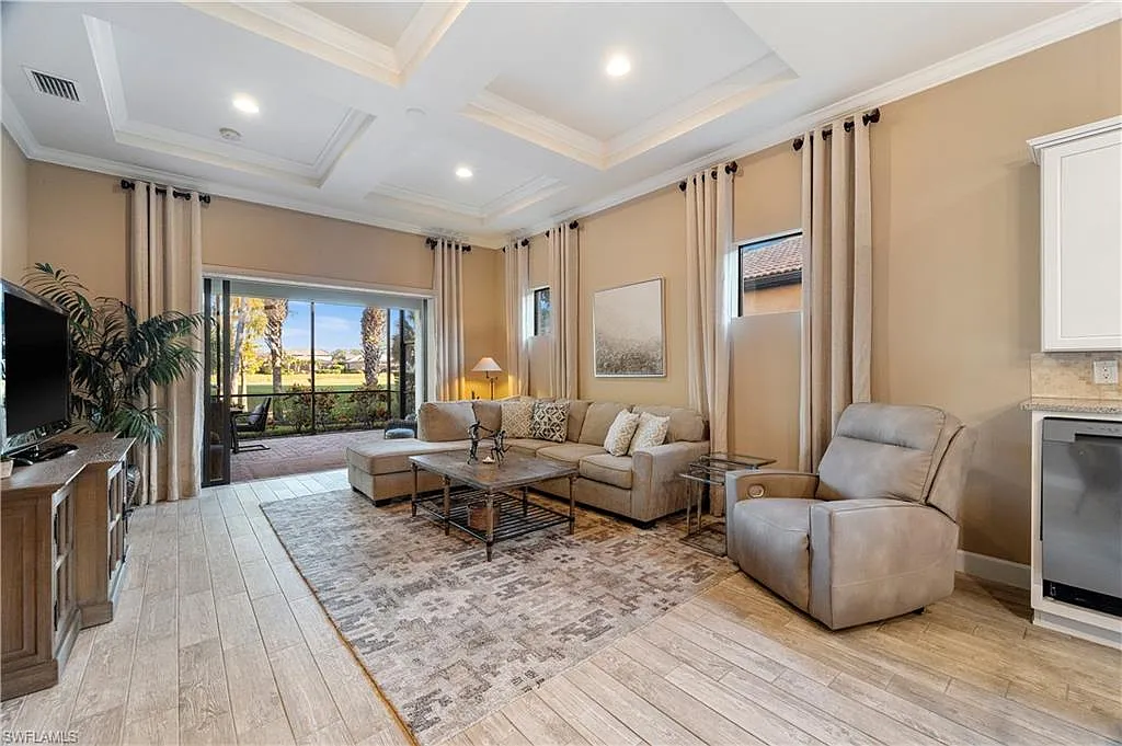 3 bed, 2.0 bath, 2107 sqft, $3,950 — Photo 4