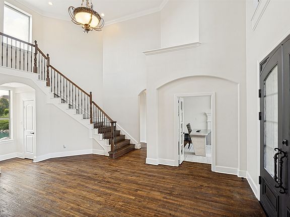 4th image of 671 Lakeridge Dr