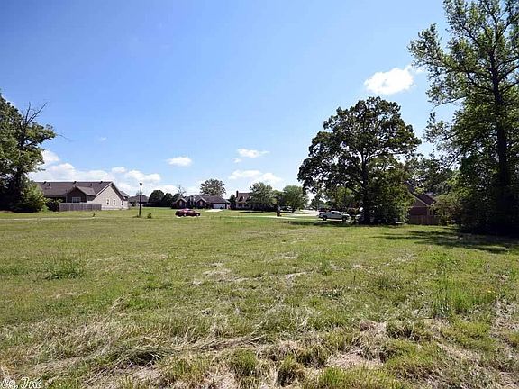3rd image of 132 Birchwood Cir