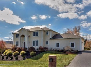 7 Chatham Hill Cir, South Abington Township, PA 18411
