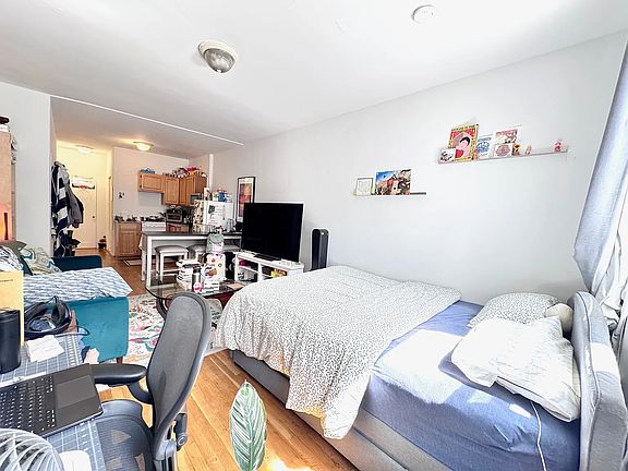 3rd image of 52 Saint Marks Pl APT 4C