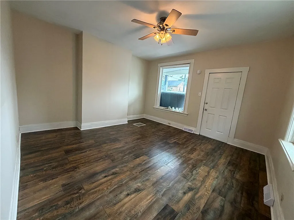 2 bed, $1,000 — Photo 2