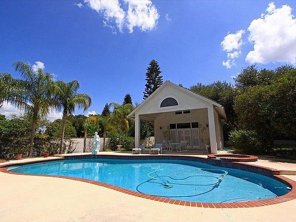 3rd image of 475 Bluff View Dr