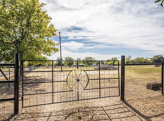 4th image of 208 County Road 1080