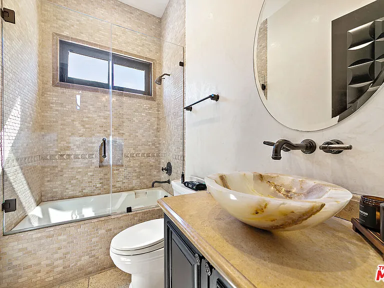 458 N Flores St — Photo 19