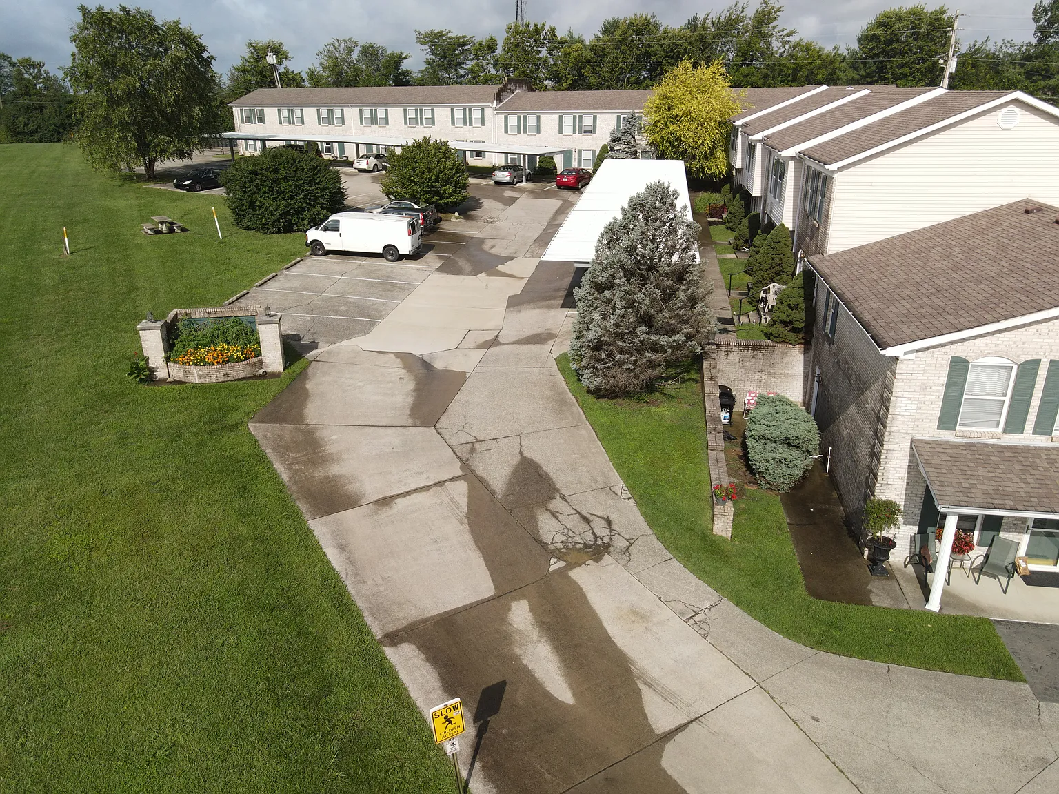 2 bed, 1.5 bath, 1000 sqft, $900 — Photo 1