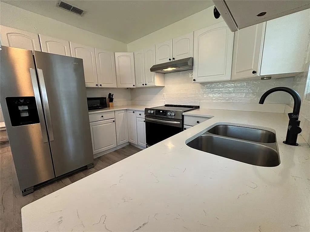 3 bed, 2.0 bath, 1076 sqft, $2,800 — Photo 3