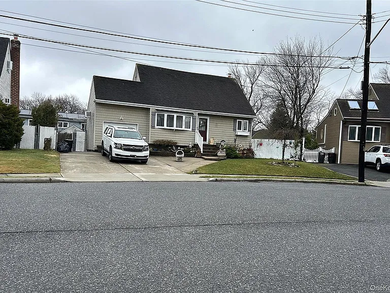 Karen St — Photo 1