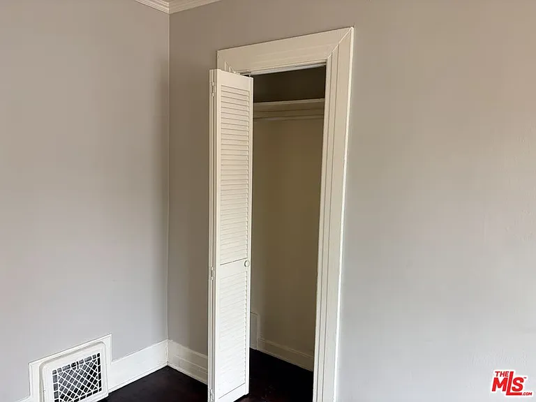 2142 S Victoria Ave — Photo 28