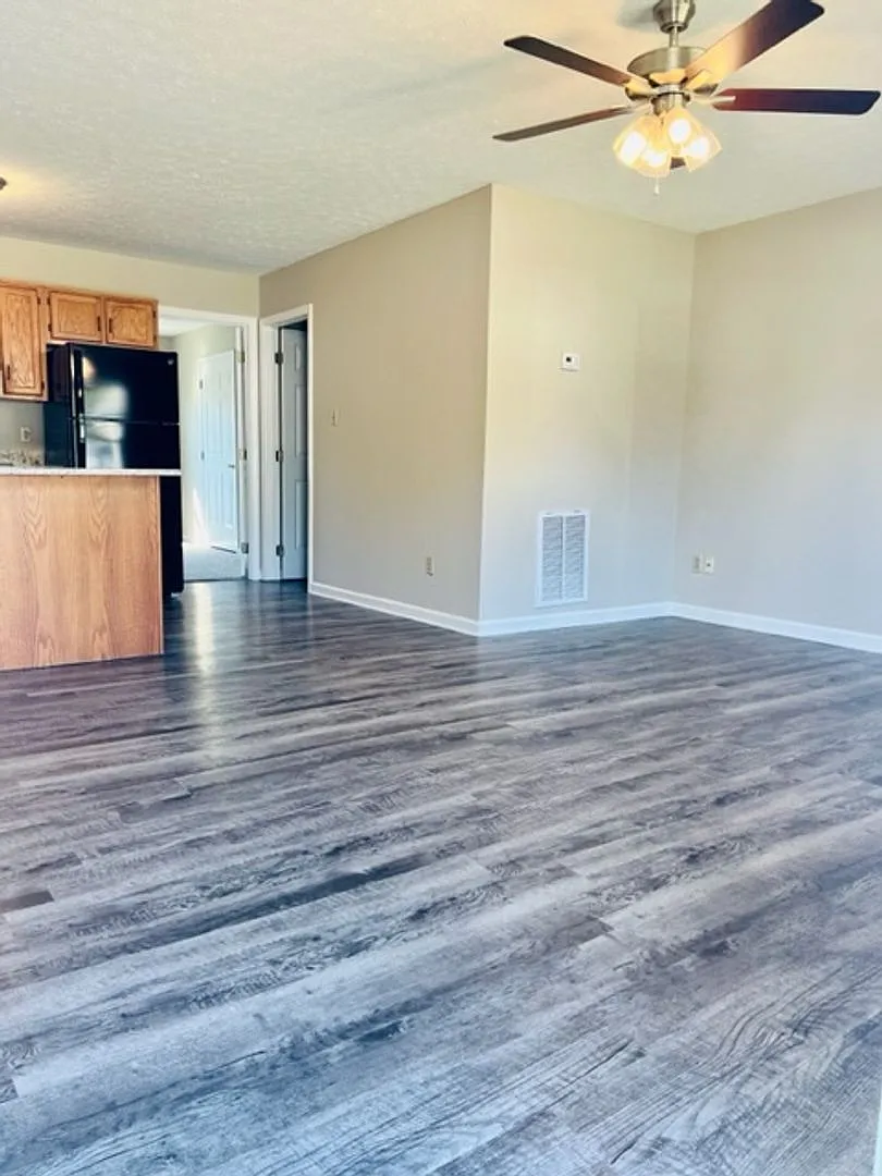 200 Amy Ave. — Photo 3