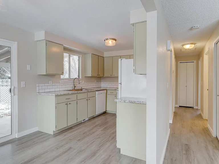 2910 & 2912 S Holden Ave — Photo 8