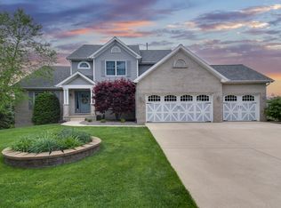 33 Crooked Creek Ct, Bloomington, IL 61705