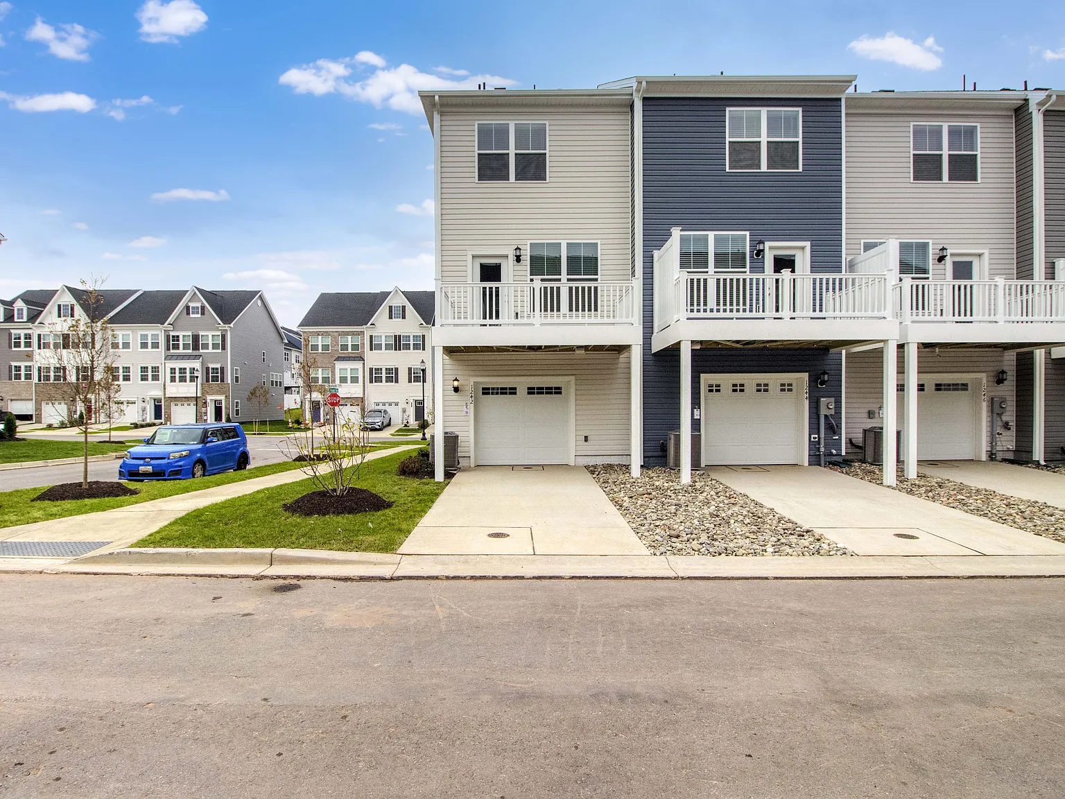 3 bed, 3.5 bath, 1530 sqft, $3,030 — Photo 2