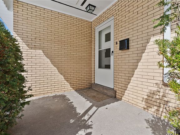 4th image of 299 Charles St