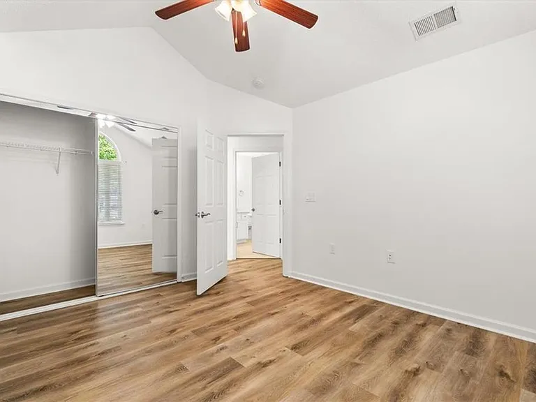 1305 Village Ln — Photo 23