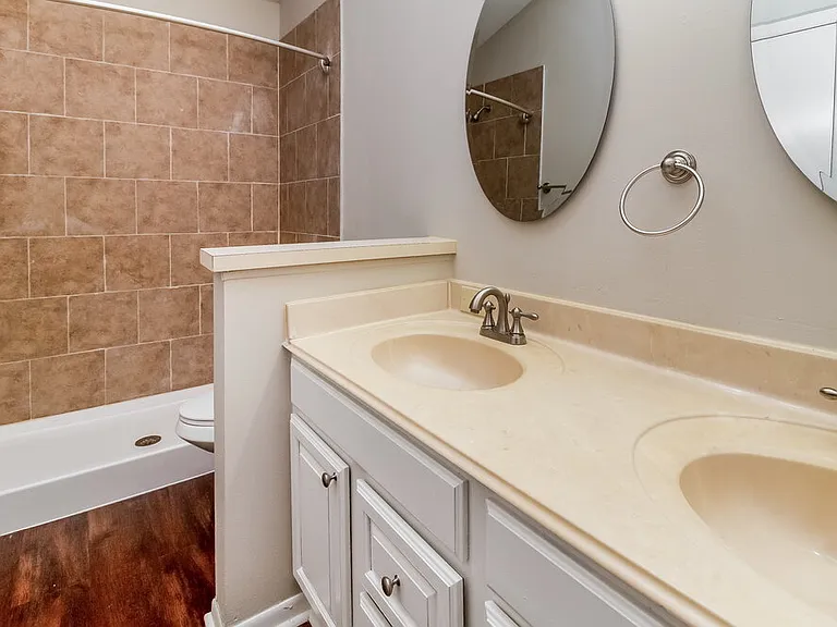 1240 Crossfield Dr — Photo 11