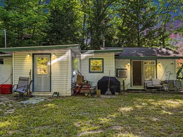 27383 Hayne Rd, Lawton, MI 49065