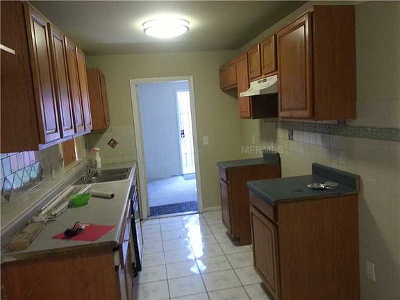 5th image of 921 Cadogan Ave