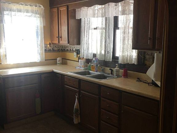 4th image of 924 Sumner St