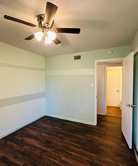 1470 FM 2712 — Photo 14