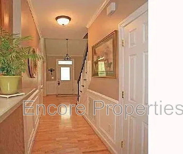 3 bed, 2.5 bath, 2500 sqft, $2,400 — Photo 3