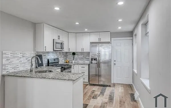 2021 W Oxford St — Photo 12