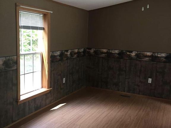 Front entry leads directly into the livingroom, kitchen area. Livingroom and kitchen has vaulted ceilings Cabelas wall paper, ceiling fans and all windows are framed in real wood.