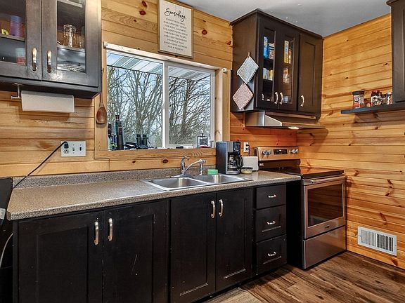 5th image of 901 S Riverside Dr