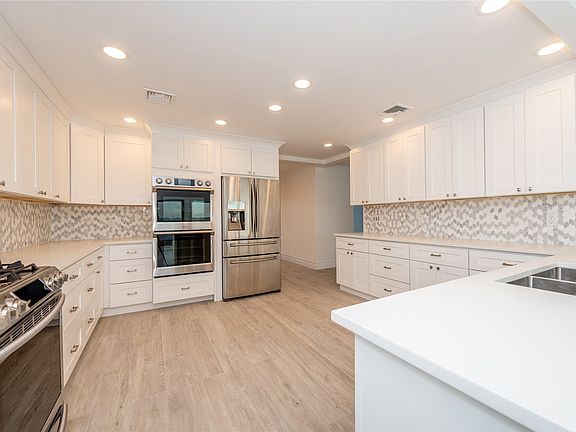 3rd image of 3372 Hewlett Ave
