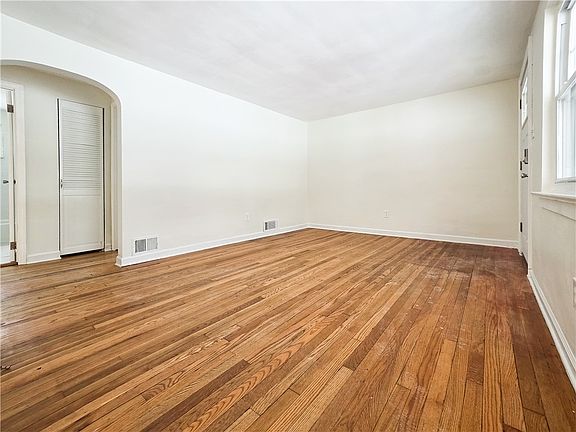 5th image of 524 Macfarlane Dr