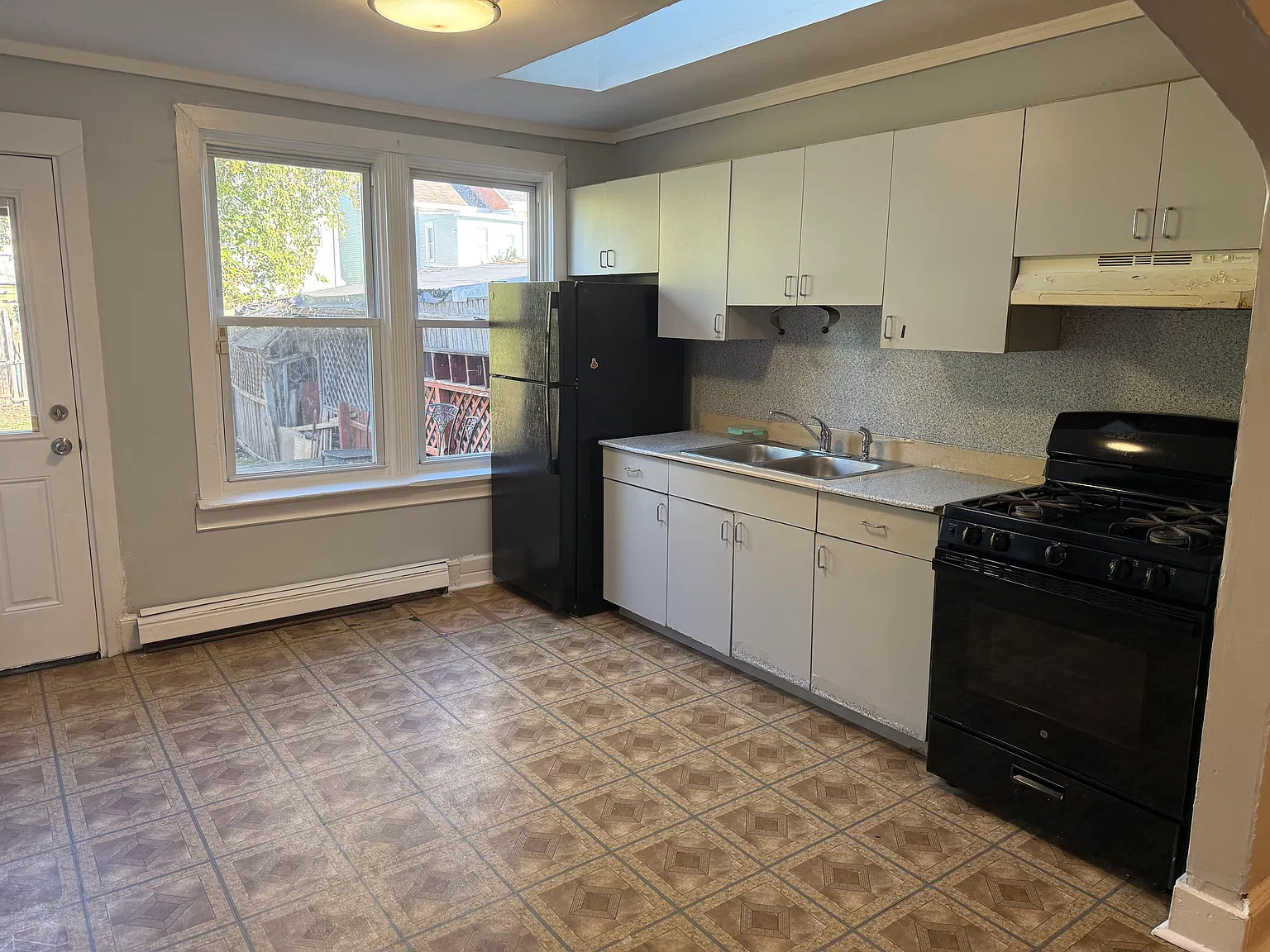 3 bed, 918 sqft, $2,000 — Photo 3