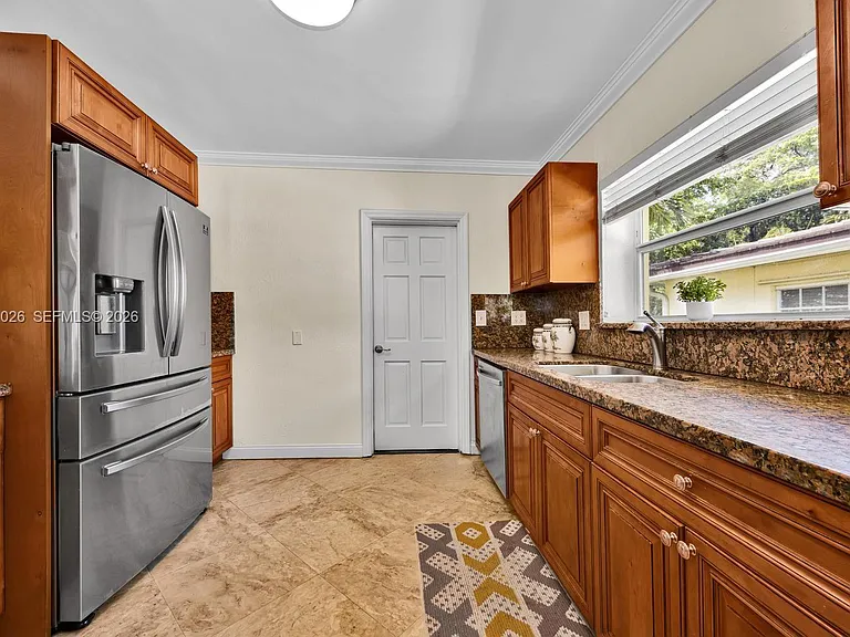 829 Medina Ave — Photo 9