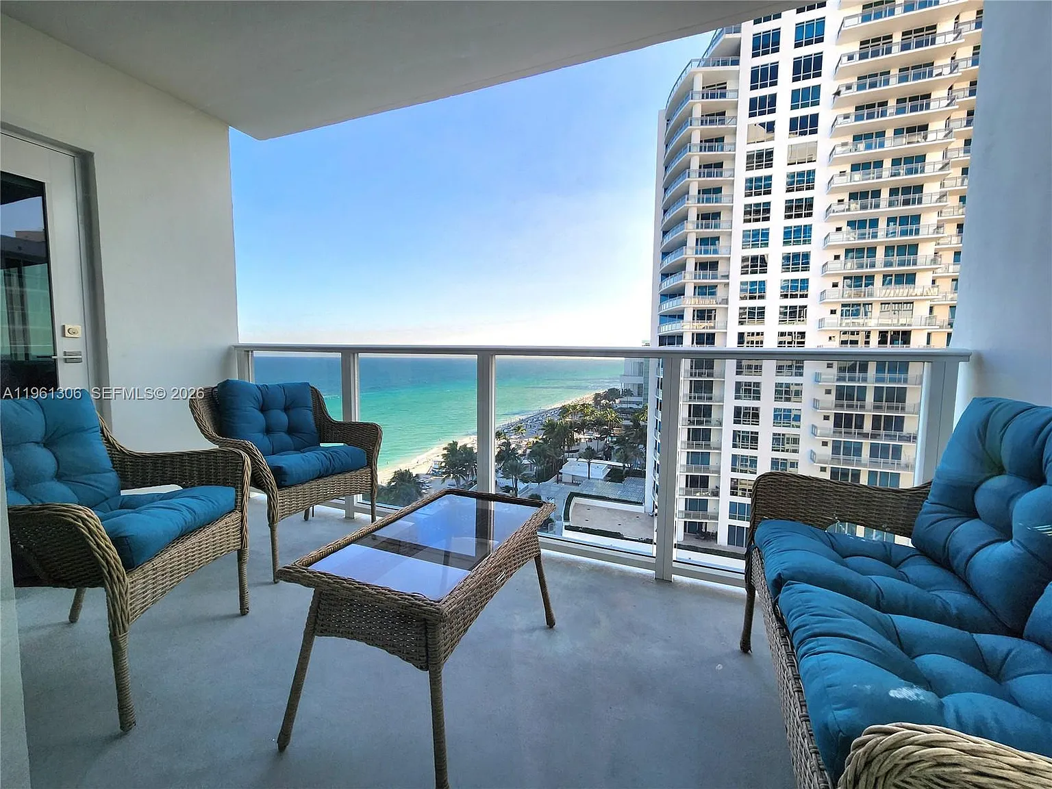 Alexander Towers Condo — Photo 1