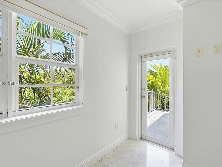 592 Fernwood Rd #B — Photo 17