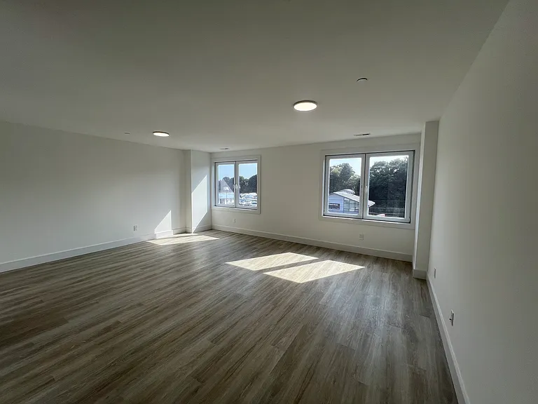 211 Ferry Blvd — Photo 30