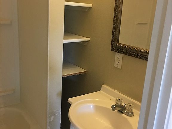 4th image of 500A Nagle St