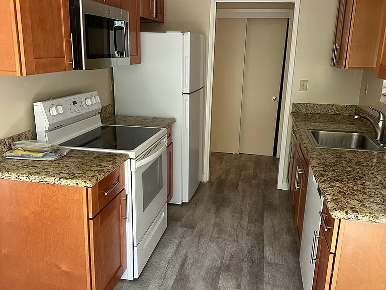 376 College Ave #3B — Photo 2