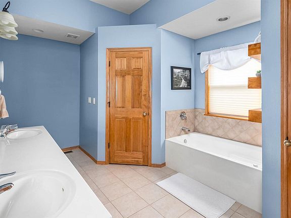5th image of 460 Dovewood Ct