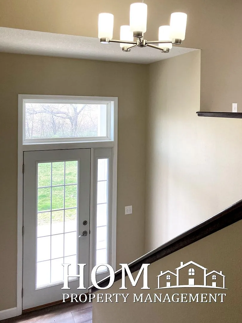 Modern 4BR/2.5BA Townhome Available 8/1 — Photo 2