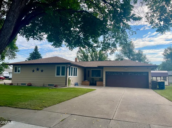 1022 9th Ave NE, Jamestown, ND 58401